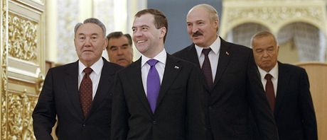 Ruský prezident Dmitrij Medvedv kráí s prezidenty stát Organizace smlouvy o kolektivní bezpenosti.