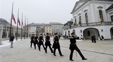 estná strá stáhla ped prezidentským palácem v Bratislav vlajky na pl erdi.
