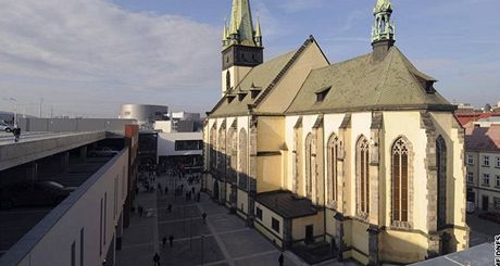 Kostelní námstí bylo obnovené pi stavb obchodního centra Forum. 