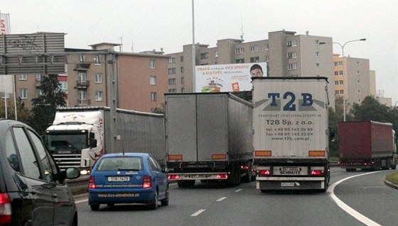 Po zákazu jezdit na Jiní spojku zahltily kamiony Spoilovskou ulici. Te by se mly na Jiní spojku vrátit