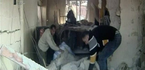 Zábry syrské televize z místa explozí v Damaku (23. prosince 2011)