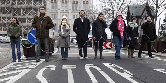 Protest opoziních poslanc ped maarským parlamentem (23. prosince 2011)