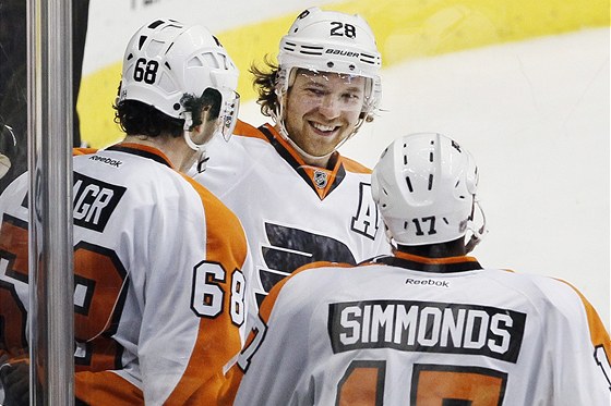 Rozjásaní hokejisté Philadelphie po Jágrov brance. Zprava: Simmonds, Giroux a