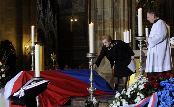 Madeleine Albrightová s ministrantem Tomáem Sedlákem nad rakví prezidenta...