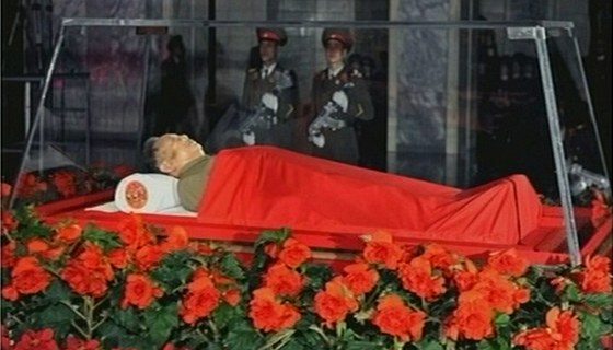 Rakev s ostatky severokorejského vdce Kim ong-ila v mauzoleu Kumsusan v...