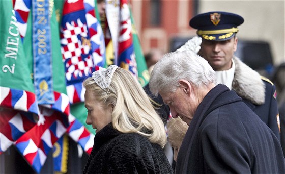 Bývalý americký prezident Bill Clinton s manelou Hillary picházejí do...