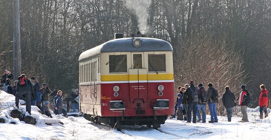 Ti stovky lidí cestovaly historickým motorákem z Olomouce pes Bruntál do Malé...