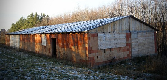 V pírodním parku u alamounky stojí erná stavba hospodáské budovy. V