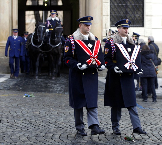 Vojáci Hradní stráe nesou ád bílého lva (vlevo) a ád T. G. Masaryka ped rakví s ostatky Václava Havla. (21. prosince 2011)