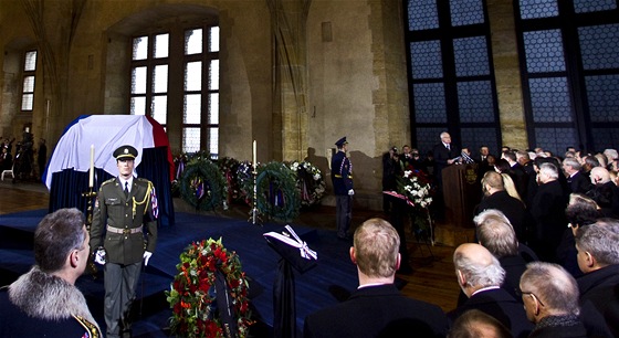 Stal se symbolem boje za demokracii a lidská práva, ekl o Václavu Havlovi u jeho rakve prezident Václav Klaus.