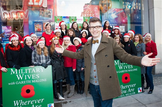 Military Wives Choir se sbormistrem Garethem Malonem ped londýnskou prodejnou