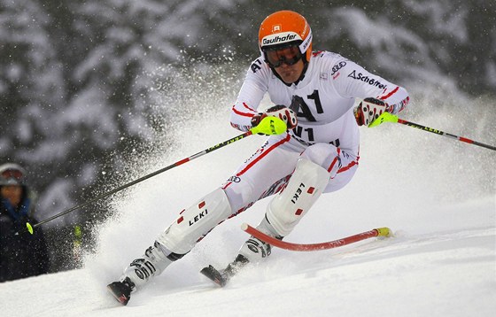 Mathias Lanzinger jako pedjezdec pi slalomu ve Flachau