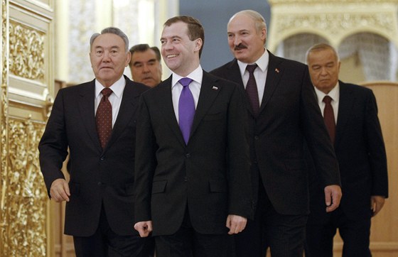 Ruský prezident Dmitrij Medvedv kráí s prezidenty stát Organizace smlouvy o kolektivní bezpenosti.