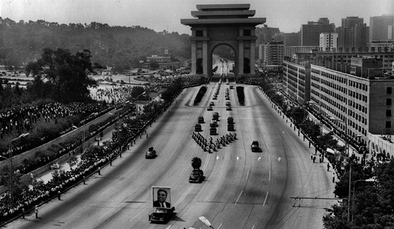 Kolona s tlem Kim Ir-sena projídí hlavní tídou v Pchjongjangu (19. ervenec