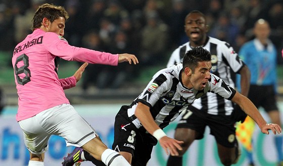 Mauricio Isla (vpravo) z Udinese a Claudio Marchisio z Juventusu Turín bojují o