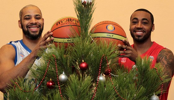 MERRY CHRISTMAS. astné, veselé a basketbalové pejí kolínský Rahsaan Ames