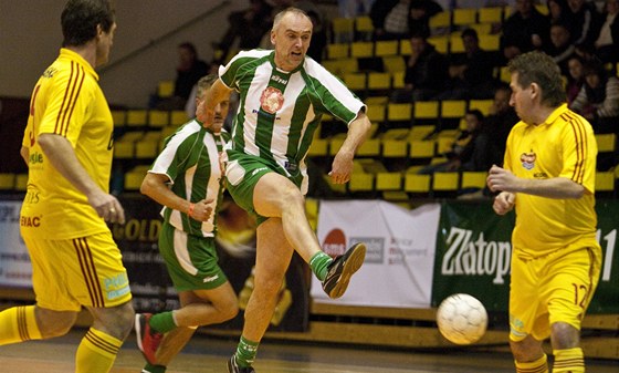 Momentka z ústeckého turnaje Old boys cup, hraje se duel Bohemians - Dukla.