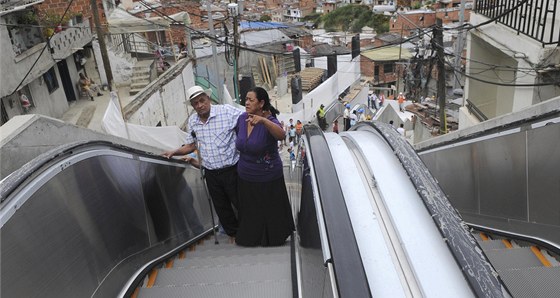 V Kolumbii zprovoznili obí eskalátor v píkré chudinské tvrti msta Medellín.