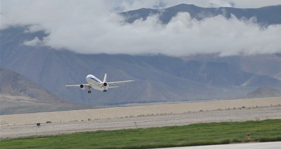 Letadlo míí z tibetského msta ikace do prozatím nejvýe poloeného letit