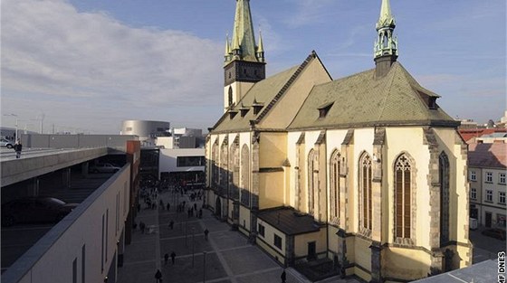 Kostelní námstí bylo obnovené pi stavb obchodního centra Forum. 