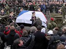 Lafeta se zesnulým prezidentem Havlem na Hradanském námstí. (21. prosince