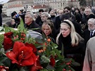 Dagmar Havlová jde po Karlov most za autem s ostatky bývalého prezidenta