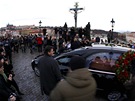 Auto s ostatky Václava Havla projídí Karlovým mostem, v pozadí cíl smuteního...