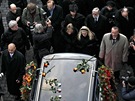 Dagmar Havlová ve smutením prvodu za autem s ostatky bývalého prezidenta
