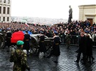 Lafeta s ostatky bývalého prezidenta projídí kolem sochy Tomáe G. Masaryka.