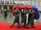 Vojáci nesou na Praském hrad ostatky bývalého prezidenta Václava Havla (21.