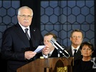 Prezident Václav Klaus pronáí na Hrad projev nad rakví bývalého prezidenta