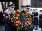 Vojci Hradn stre pi smutenm ceremonilu s vncem od dcery Dagmar Havlov