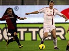 V AKCI. Zlatan Ibrahimovic z AC Miln vede m v utkn proti Cagliari. 