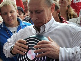 Na poátku srpna se Putin zjevil na letním táboe prokremelské mládee z...