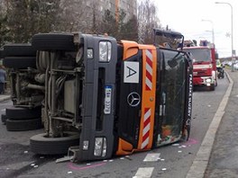 Nehoda popelskho auta v prask Doupovsk ulici. (26. prosince 2011)