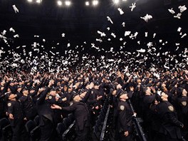 Newyortí policisté na závr absolventské ceremonie v newyorské Madison Square...