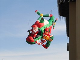 Ze stechy letí Santa Claus v helikoptée spolu se svými malými pomocníky. 