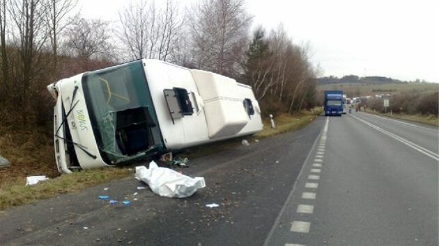 Zchrani odvezli ti zrann do nemocnice, idi autobusu nehodu nepeil.