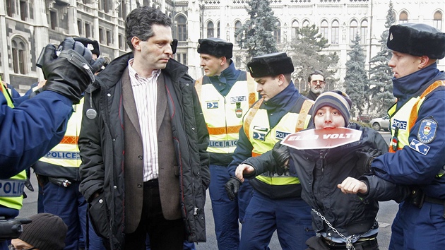 Policie likviduje protest opoziních poslanc ped budovou maarského...