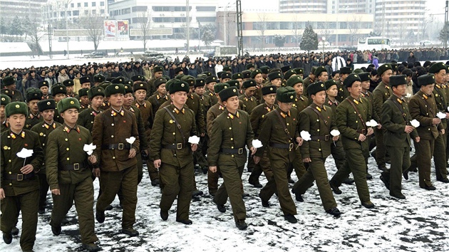 Severokorejt vojci uctvaj pamtku vdce Kim ong-ila (22. prosince 2011)
