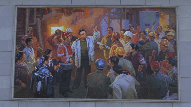 Obí malba severokorejského vdce Kim ong-ila mezi dlníky (22. prosince 2011)
