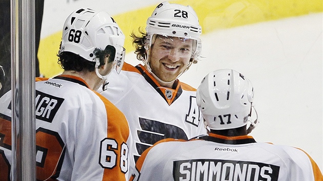 Rozjásaní hokejisté Philadelphie po Jágrov brance. Zprava: Simmonds, Giroux a