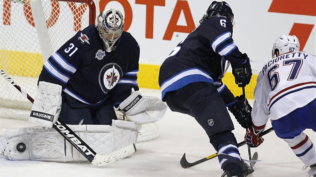 Branká Winnipegu Ondej Pavelec likviduje útoný pokus Maxe Paciorettyho z