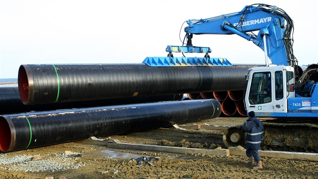 Stavba plynovodu Gazela na Tachovsku - velké skladit trub u Záchlumí na...