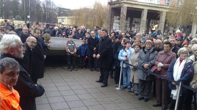Lidé shromádní u krematoria ve Stranicích pi rozlouení s Václavem Havlem. 