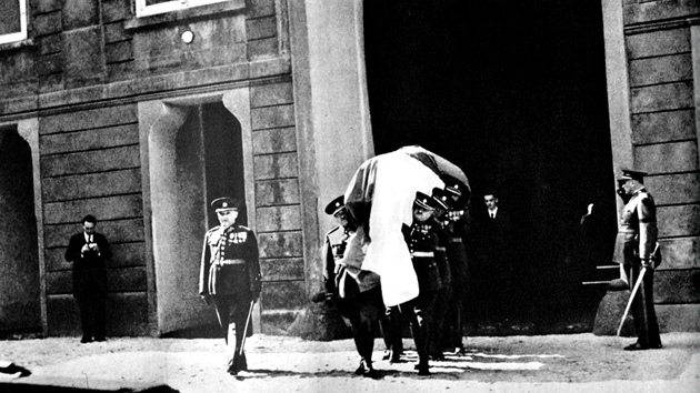 Vojci nesou rakev s tlem T. G. Masaryka, erven st sttnho praporu je vpravo.