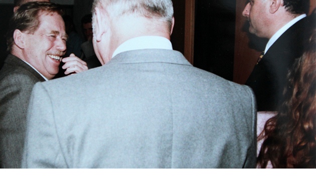 Václav Havel se s kamarádem z vojny Karlem Bryndou  (zády k objektivu) stýkal i
