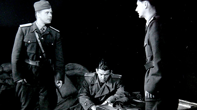 Vclav Havel (vlevo) a Karel Brynda (uprosted) ve vojenskch asech na konci padestch let