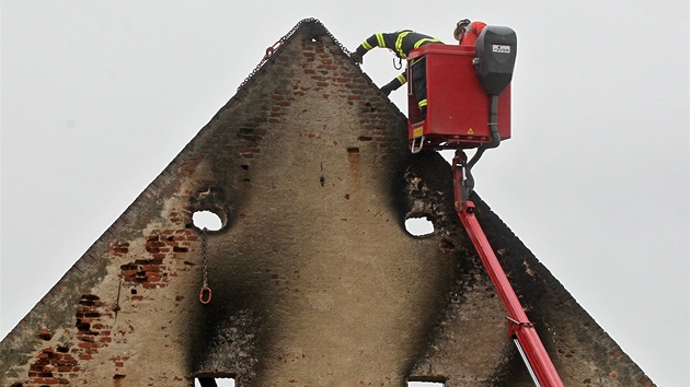 Historickou budovu sýpky v Dolních Vilémovicích na Tebísku zniil poár