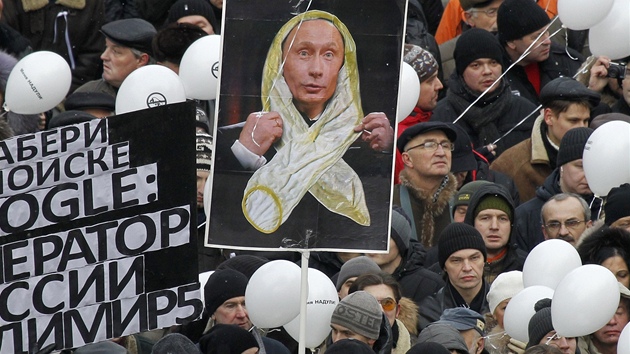 Lid si u v ele zem nepej tandem Putin-Medvedv, kter se na nejvych sttnch funkcch dr ji dlouh lta. (24. prosince 2011)